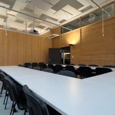 Schäfer Shop AG Konferenzraum im BIM Coworking Space mit modularen Besprechungstischen