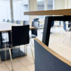 Schäfer Shop AG Aufenthalts- und Kommunikationsbereich der AMAG Chur mit Besprechungstischen und Küchenzone
