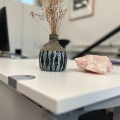 Detailaufnahme eines ergonomischen Arbeitsplatzes mit höhenverstellbarem Schreibtisch bei Concordance SA