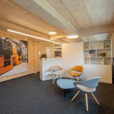 Schäfer Shop AG Begegnungszone der Schmid AG energy solutions mit Lounge-Sitzgruppe und Holzinnenausbau