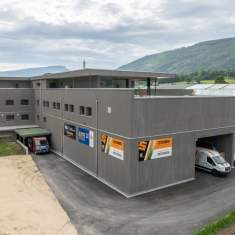 Firmengebäude der Schmid AG energy solutions in Laupersdorf mit moderner Architektur