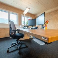 Schäfer Shop AG ergonomischer Arbeitsplatz der Schmid AG energy solutions mit höhenverstellbarem Schreibtisch
