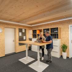 Schäfer Shop AG Kommunikationsbereich der Schmid AG energy solutions mit Stehtisch und Stauraumlösungen