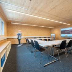 Schäfer Shop AG Schulungs- und Besprechungsraum der Schmid AG energy solutions mit Konferenztischen und Präsentationsbildschirm