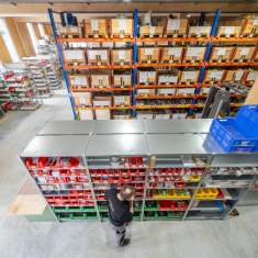 Schäfer Shop AG Hochregallager der Schmid AG energy solutions mit Lagerregalen und Kommissionierbereich