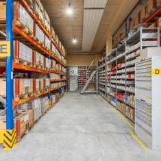 Schäfer Shop AG Lagergang der Schmid AG energy solutions mit Palettenregalen und Fachbodenregalen