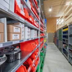 Detailaufnahme der Lagerregale und Sichtlagerkästen bei Schmid AG energy solutions