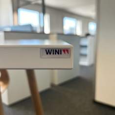 Detailaufnahme eines Arbeitsplatzes mit WINI-Möbelsystem bei der Ernst Gerber AG