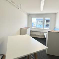 Schäfer Shop AG Büroarbeitsplatz der Ernst Gerber AG mit Besprechungstisch und Stauraum