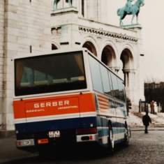 Reisebus der Ernst Gerber AG vor historischer Kulisse in Luzern
