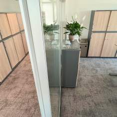 Schäfer Shop Büroeinrichtung mit Schranklösungen und höhenverstellbarem Arbeitsplatz bei E. Blum & Co. AG