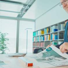 Besprechungssituation in der modernen Arbeitswelt von E. Blum & Co. AG mit Schäfer Shop Einrichtung