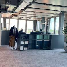 Offene Bürofläche mit Stauraummöbeln und Arbeitsplatzlösungen von Schäfer Shop im Franklintower Zürich