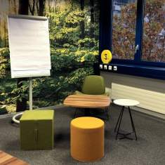 Kreativraum von Schäfer Shop mit flexibler Meetingmöblierung und inspirierender Waldatmosphäre