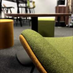 Flexible Loungemöbel und Sitzhocker im Kreativraum von Schäfer Shop