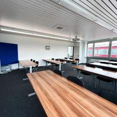 Moderner Schulungsraum mit flexibler Tischanordnung bei ABZ-SUiSSE in Reiden