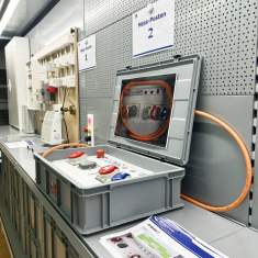 Praxisorientierter Schulungsbereich mit technischen Ausbildungsstationen bei ABZ-SUiSSE