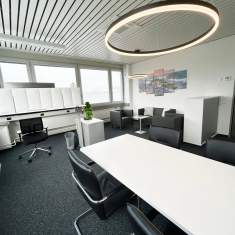 Moderner Arbeits- und Besprechungsbereich mit Loungezone bei ABZ-SUiSSE in Reiden