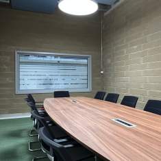Konferenzraum mit grosszügigem Besprechungstisch bei der Blumenbörse West Genossenschaft