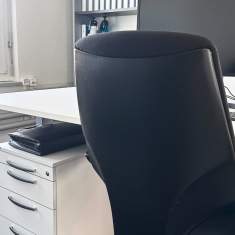 Ergonomischer Arbeitsplatz mit Bürodrehstuhl und Stauraumlösung bei SORENOS