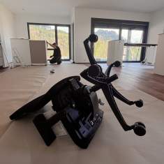 Montage eines ergonomischen Büroarbeitsplatzes durch das Schäfer Shop Montageteam bei Minder Immobilien