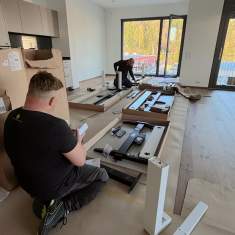 Aufbau höhenverstellbarer Schreibtische und Büroeinrichtung in den neuen Räumlichkeiten von Minder Immobilien
