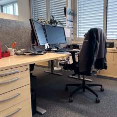 Ergonomische Büroarbeitsplätze mit höhenverstellbaren Schreibtischen bei Lift AG in Regensdorf