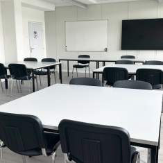 Flexible Klassenzimmerlösung für Gruppenarbeiten und Sprachunterricht bei der Alemania Deutschschule Bern