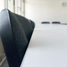 Detailaufnahme eines stapelbaren Schulstuhls im modernen Unterrichtsraum der Alemania Deutschschule