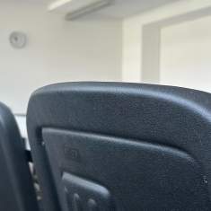 Rückenansicht eines stapelbaren Schulstuhls in den neuen Schulungsräumen der Alemania Deutschschule