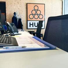 Ergonomischer Büroarbeitsplatz mit Schäfer Shop Bürostuhl und Monitorarbeitsplatz bei Hug Baustoffe