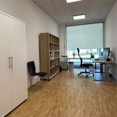 Ergonomischer Büroarbeitsplatz der Schule Egerkingen mit höhenverstellbarem Schreibtisch und Stauraumlösungen