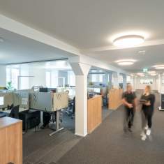 Offenes Grossraumbüro der HAVO Group AG mit ergonomischen Arbeitsplätzen und Stauraumlösungen
