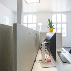 Ergonomischer Büroarbeitsplatz im Grossraumbüro der HAVO Group AG mit Akustiktrennwand
