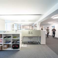 Modernes Open-Space-Büro der HAVO Group AG mit funktionalen Stauraumelementen und Arbeitsplatzzonen