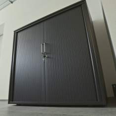 Schwarzer Rollladenschrank von Schäfer Shop für strukturierte Büroorganisation und Stauraum