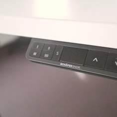 Höhenverstellbarer Schreibtisch von Schäfer Shop mit elektrischer Steuerung für ergonomisches Arbeiten