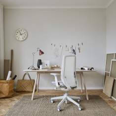 Profim Accis Pro Bürodrehstuhl im Homeoffice am Schreibtisch mit Fokus auf ergonomisches Sitzen