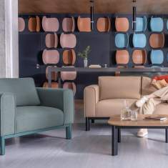 Profim Decenta Loungesofa und Couchtisch im offenen Aufenthaltsbereich mit wohnlicher Sitzlandschaft