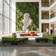 König + Neurath EAZE.TALK Loungesystem im lichtdurchfluteten Atrium für spontanen Austausch