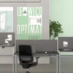 Leuwico iMOVE-S Steh-Sitz-Schreibtisch im Open-Space-Büro mit Akustiktrennwand