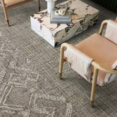 Interface Dual Effect Teppichfliesen in einer Loungezone mit Sitzgruppe