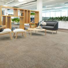 Interface Pressed For Time Teppichfliesen in einer offenen Lounge- und Arbeitszone