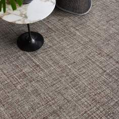 Interface Thread Lightly Teppichfliesen in einer Loungezone mit Beistelltisch und Sesseln