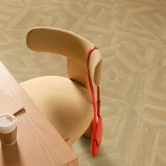 Interface Luxury Vinyl Tile Cut & Form Bodenbelag im Arbeitsbereich mit Parkettoptik