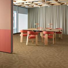 Interface Luxury Vinyl Tile Cut & Form Designboden im Besprechungsraum