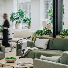 Connection Leo Couchtisch zwischen Sofas in einer wohnlichen Loungezone