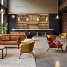 Connection Kala Sitzgruppe in einer Hotel-Lounge mit offenen Regalen
