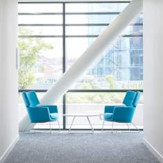 Connection Kala Loungesessel in einer offenen Wartezone mit Blick ins Freie
