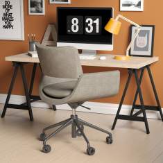 Connection Korus Drehstuhl am Schreibtisch im Homeoffice-Bereich